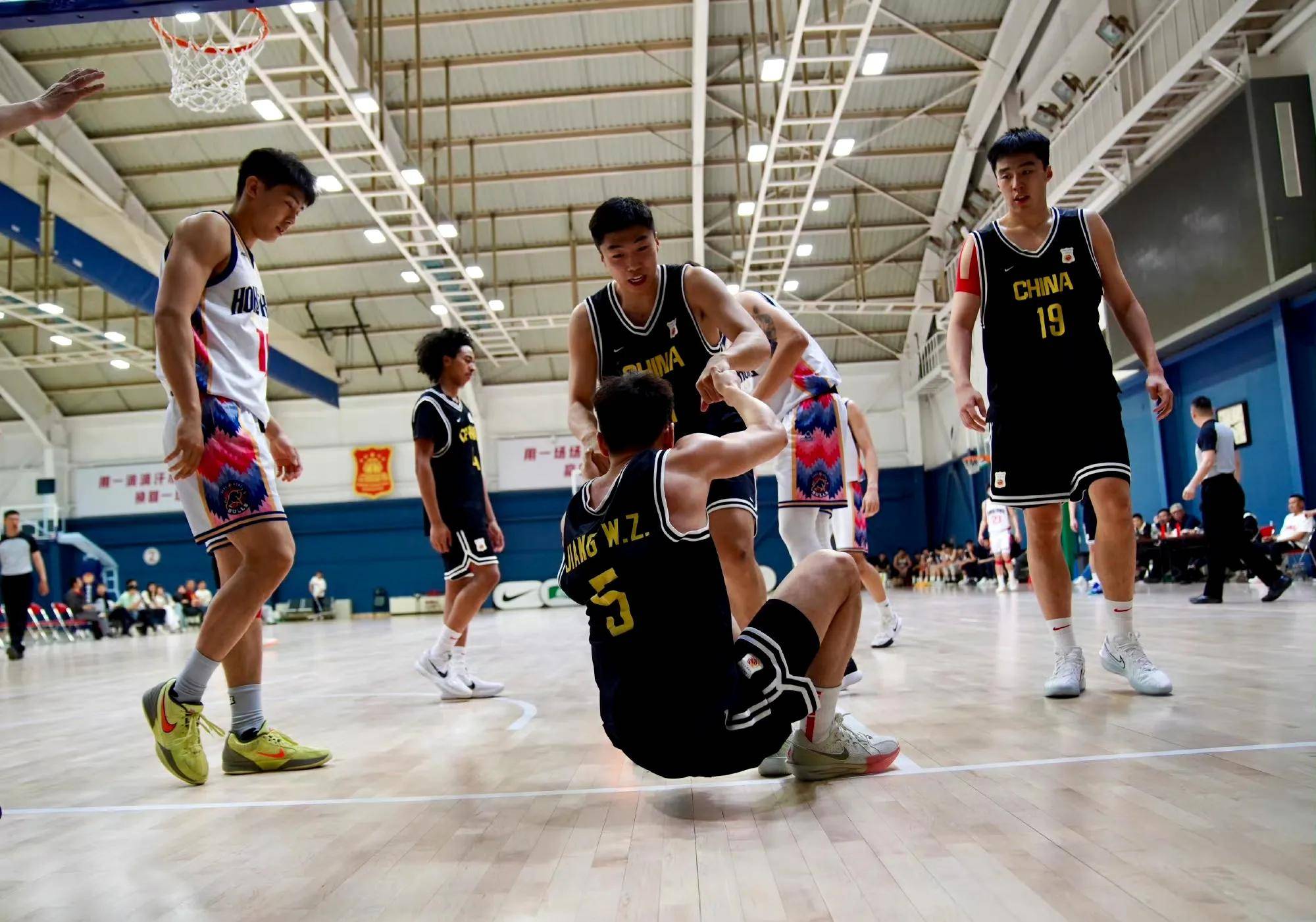 顶级篮球教练授课技术训练青少年球员获益匪浅